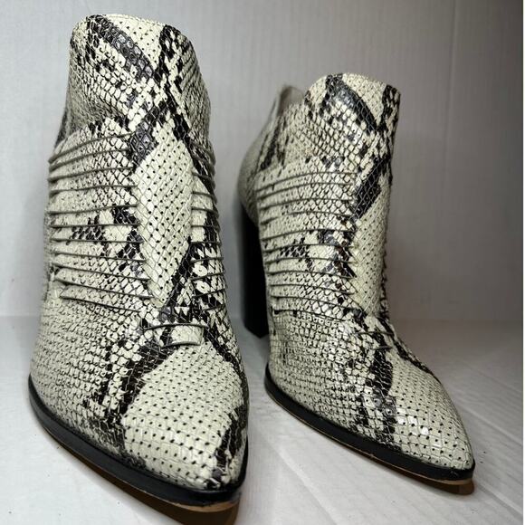 Vince Camuto Sz 9.5 Heel Bootie Snakeskin Western White Black Cowboy Carter - Picture 4 of 12